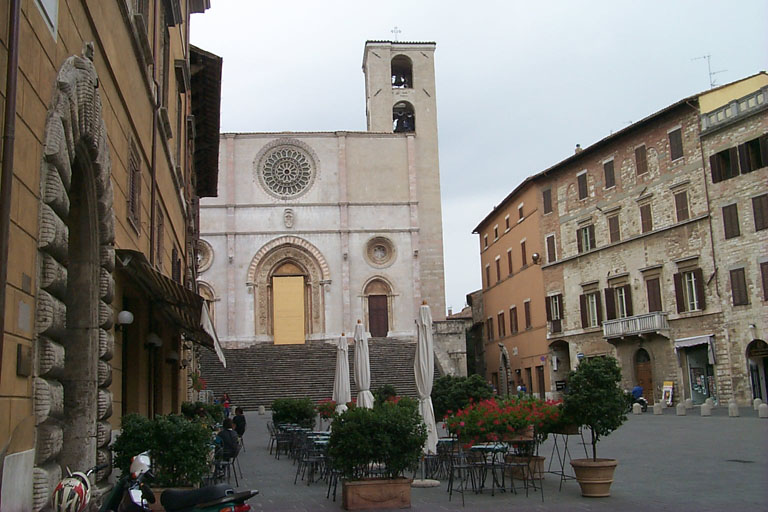 image/897-todi-piazza-church.jpg, 768 x 512, 101.5K