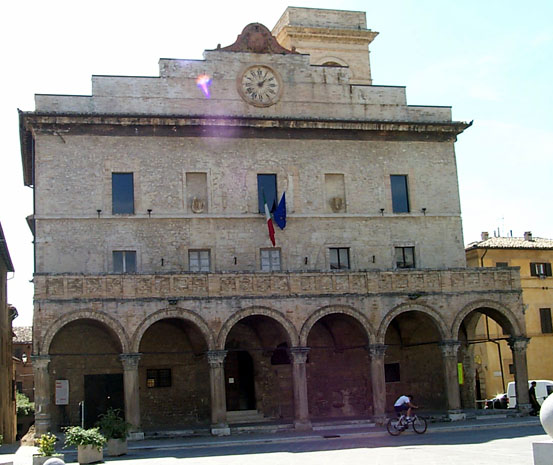 image/985-montefalco-piazza.jpg, 553 x 465, 64.6K