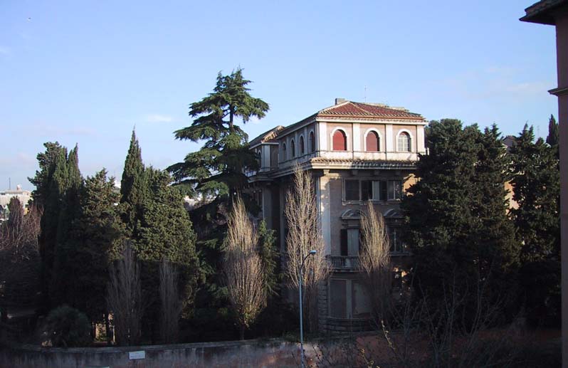 image/s0166-ellenbalcony.jpg, 68.5K